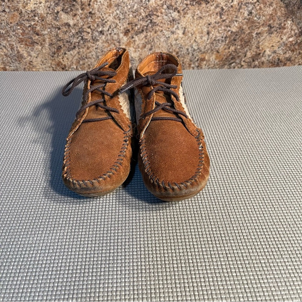 Minnetonka Lace Up Ankle Moccasins Aztec Design - Picture 3 of 10